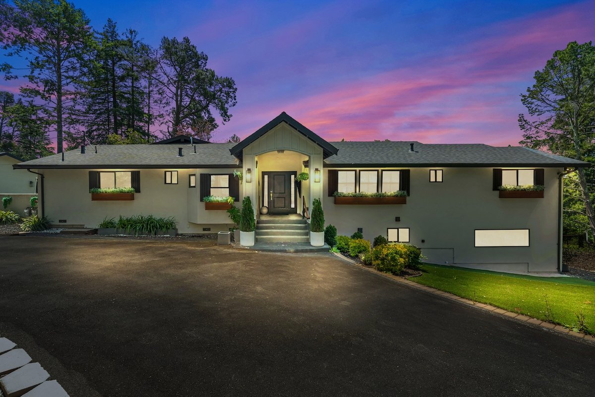 Oakland Hills Farmhouse Stunner + Game Room + A/C gallery image 2