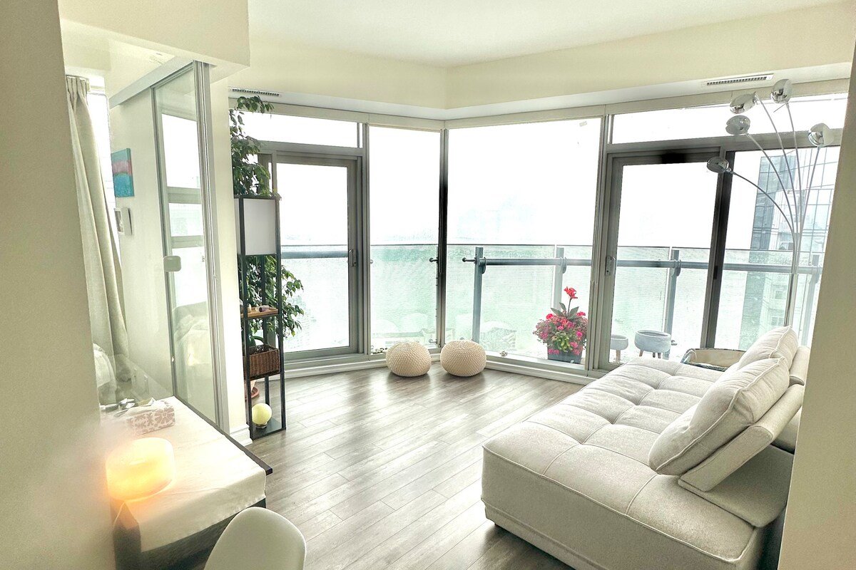 66th SkyHome-CN Tower, Union Stn gallery image 3