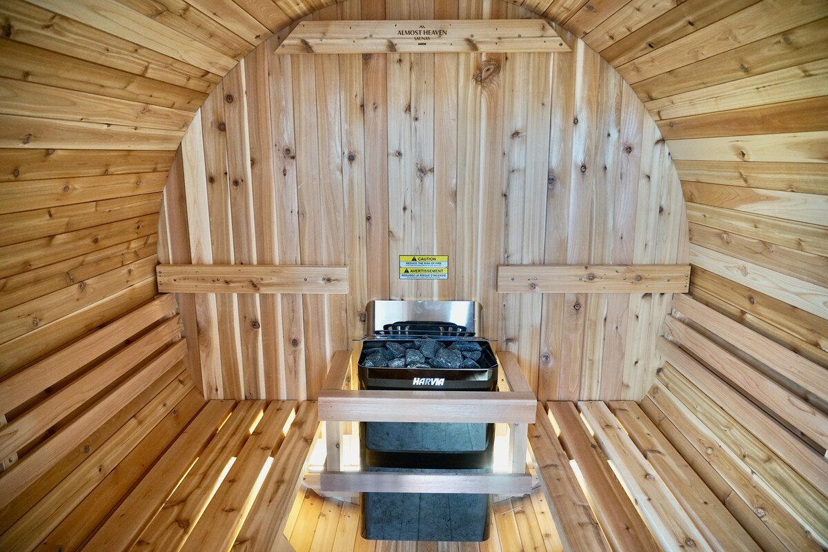 Spring Lake Paradise Pool Home w/Sauna, Cable, Bar gallery image 3