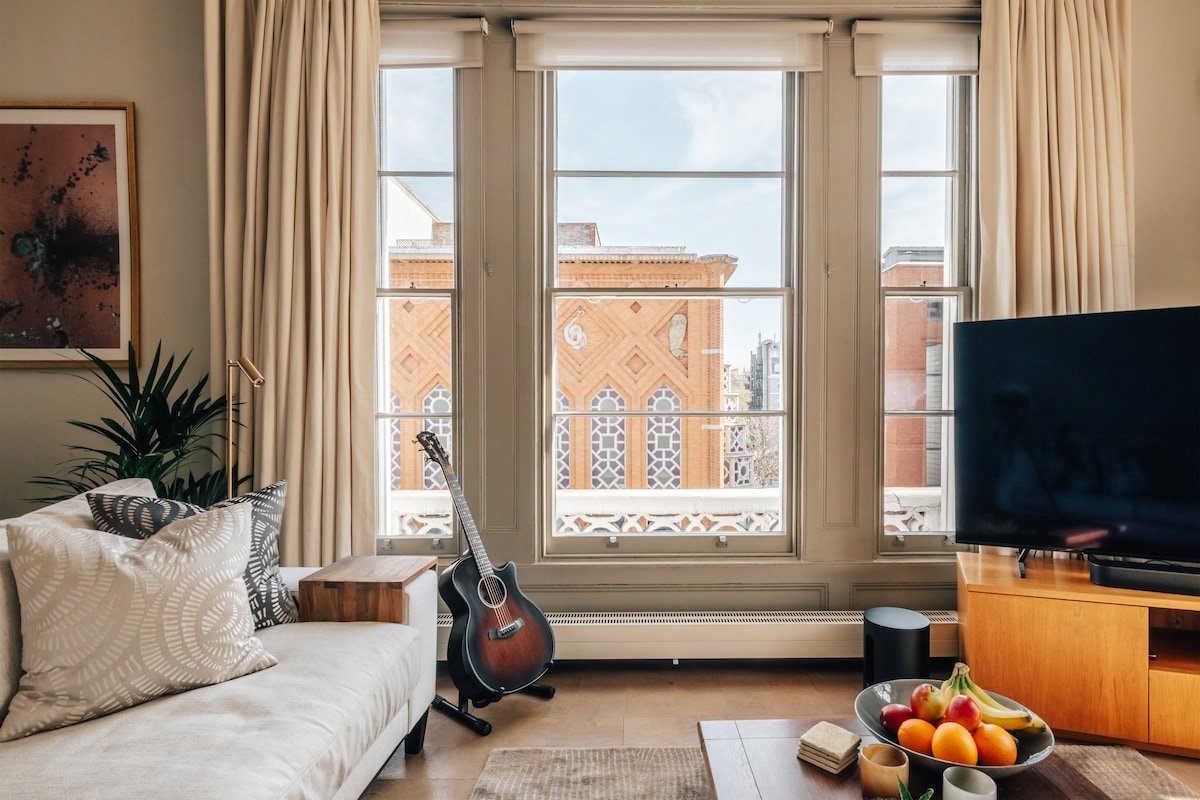 Luxury 3BR Sunlit Home, South Kensington Gem gallery image 3