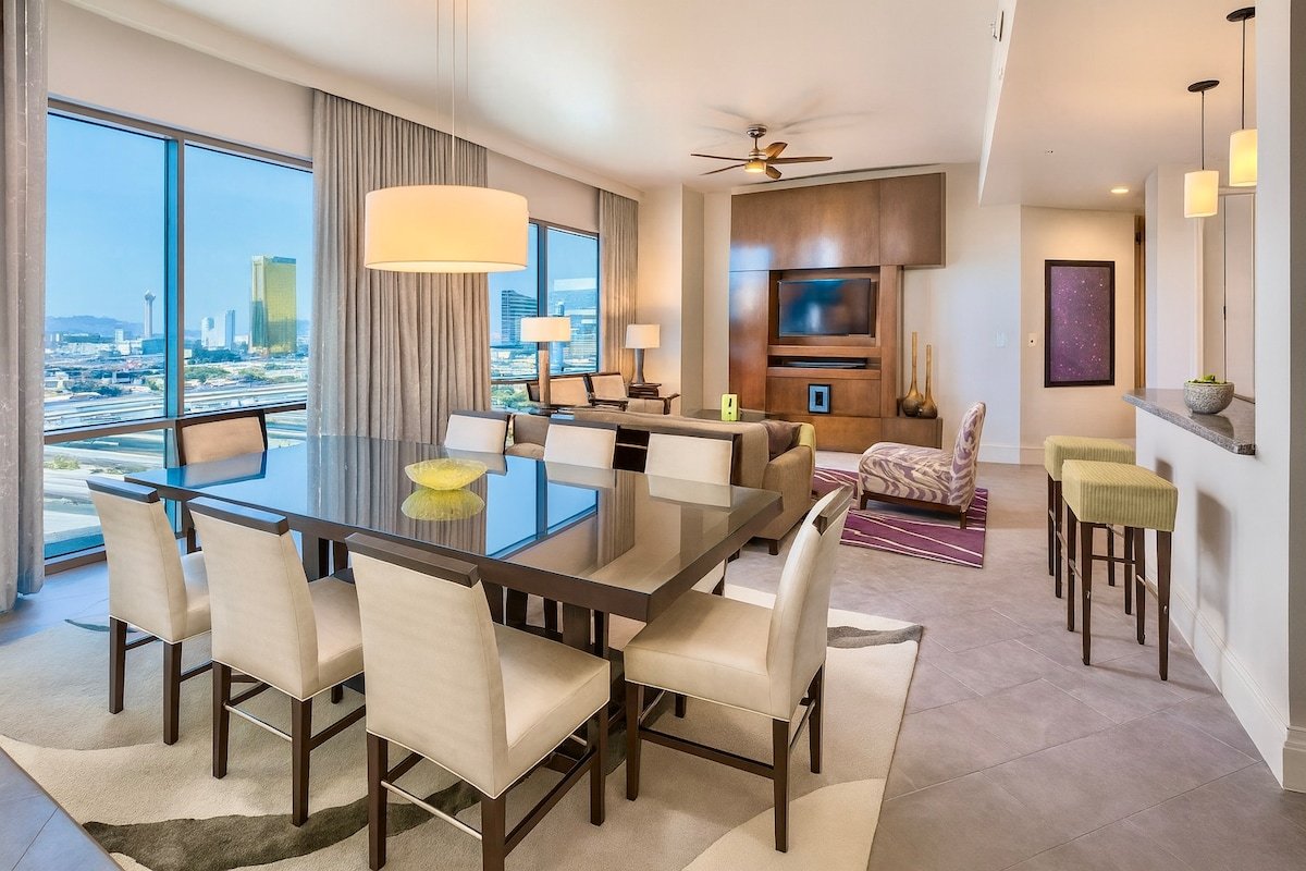 Spacious 3BR Suite in Resort Just Off Vegas Strip! gallery image 3