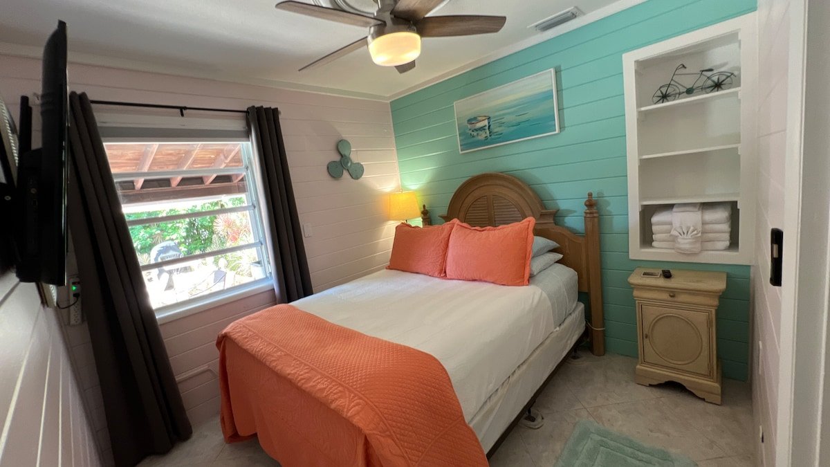 4/3 Heated Pool Butterfly Garden Screened Patio gallery image 4