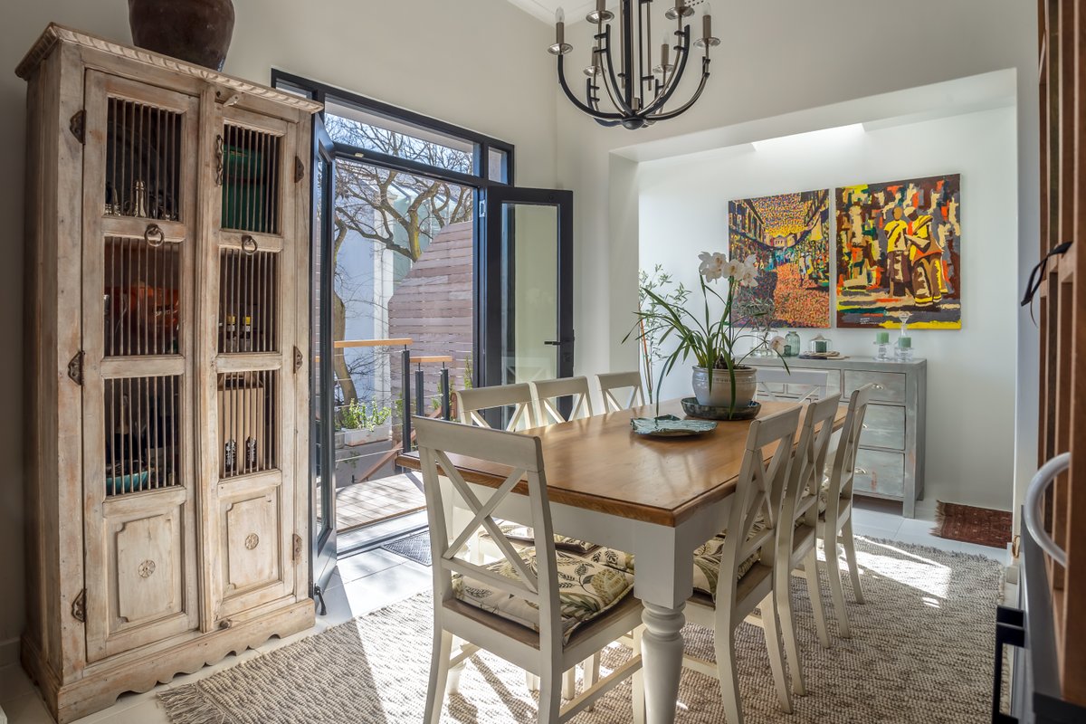 Family home sleeps 8 in central Green Point