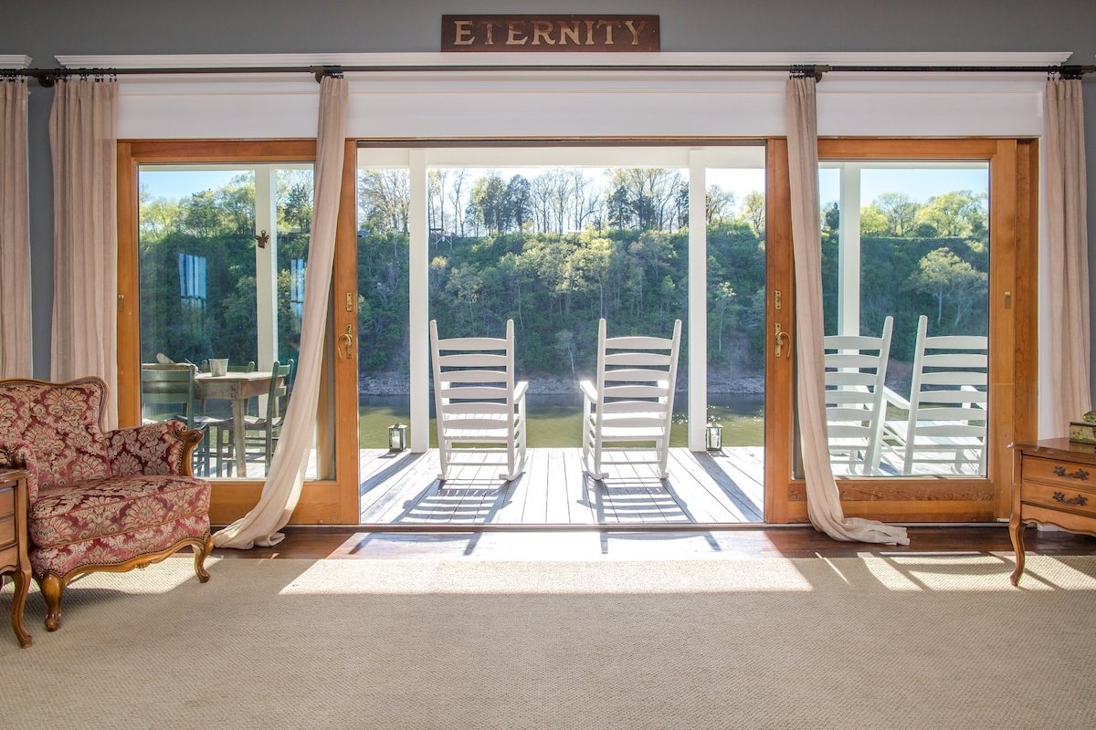 Perfect girl, guys On the water Close to downtown! gallery image 3