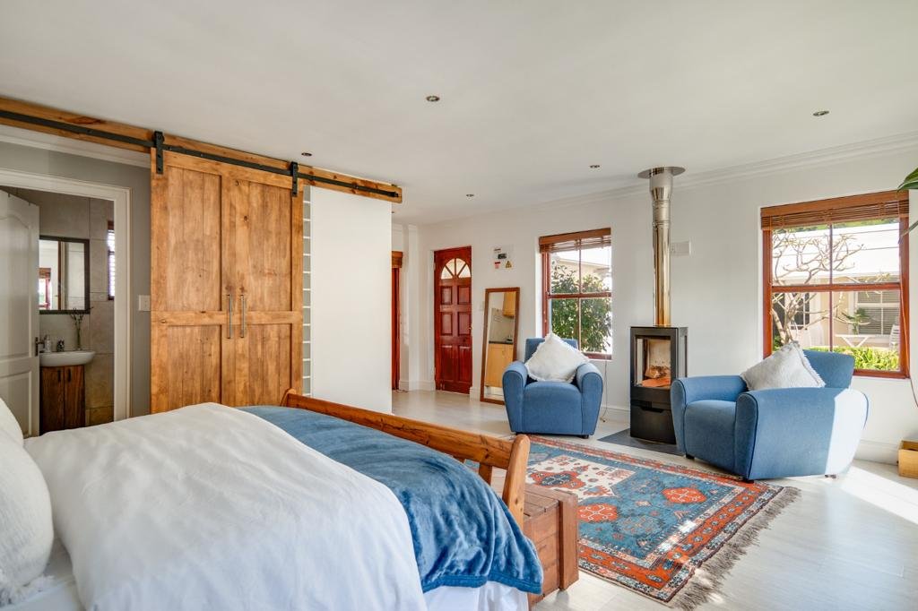 Lovely Home with Pool & Jacuzzi, 3 km from Beach! gallery image 5