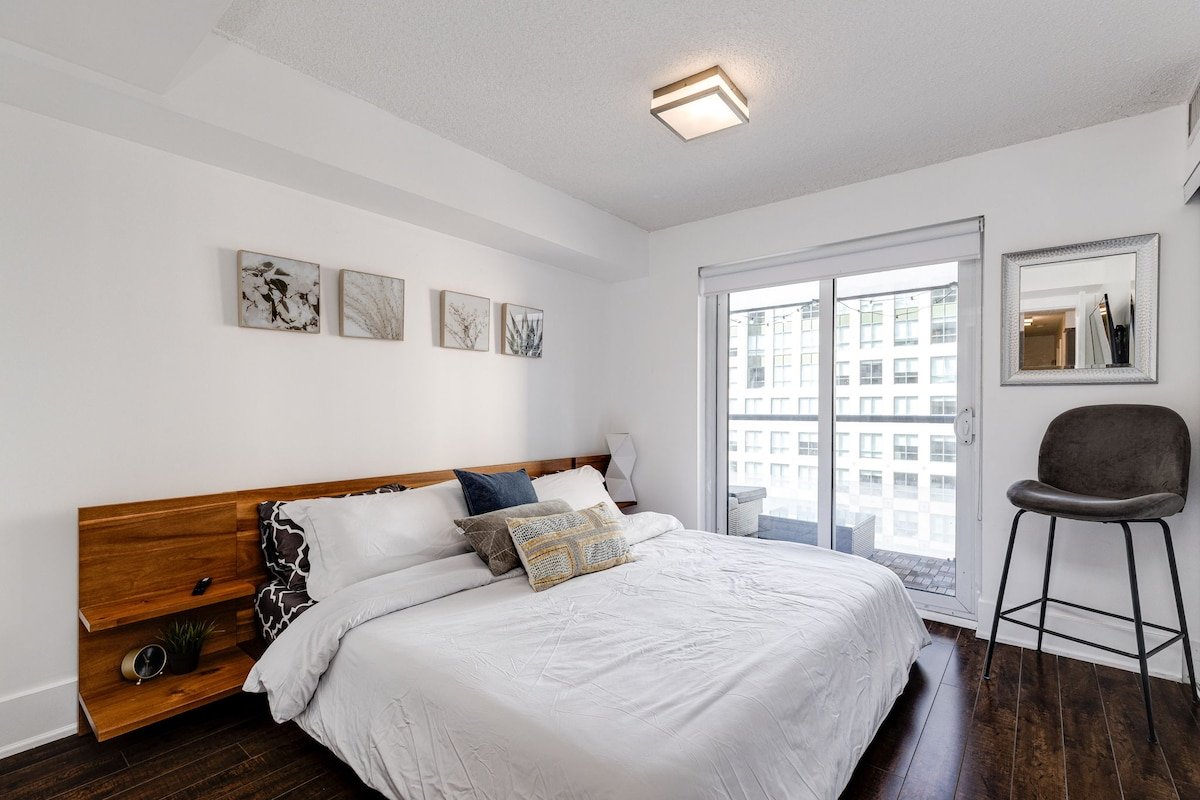 Luxury 3BR Condo: Near MTCC & CN Tower + Parking gallery image 4