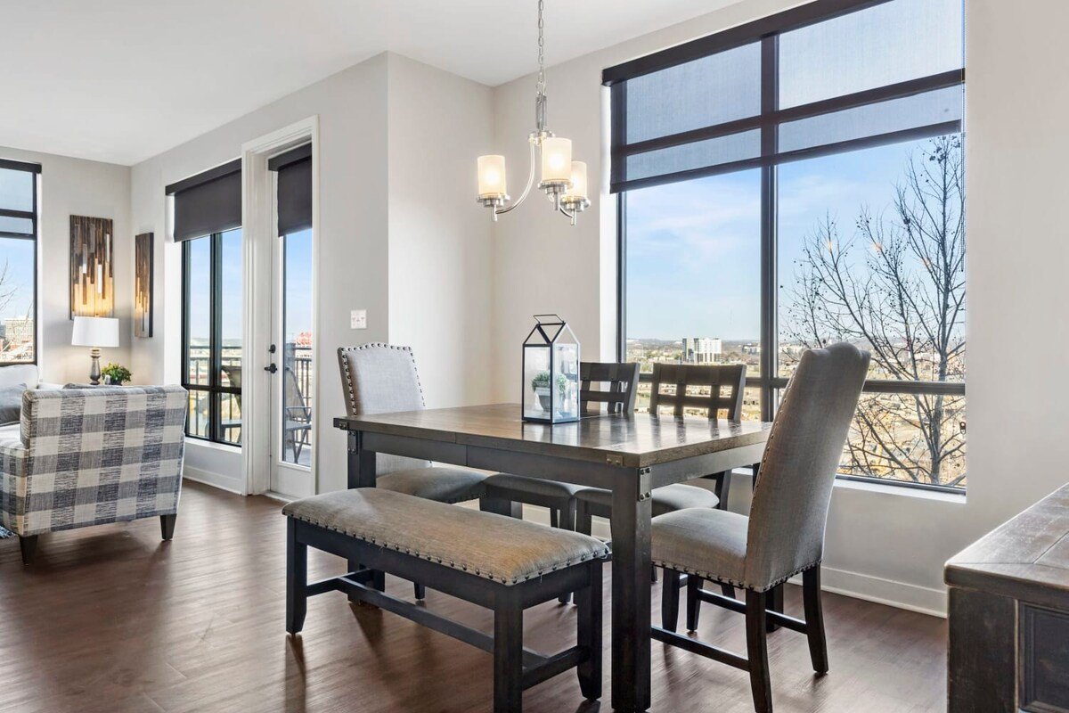 Luxurious Downtown Corner 2 bd 2bth-#220 gallery image 5