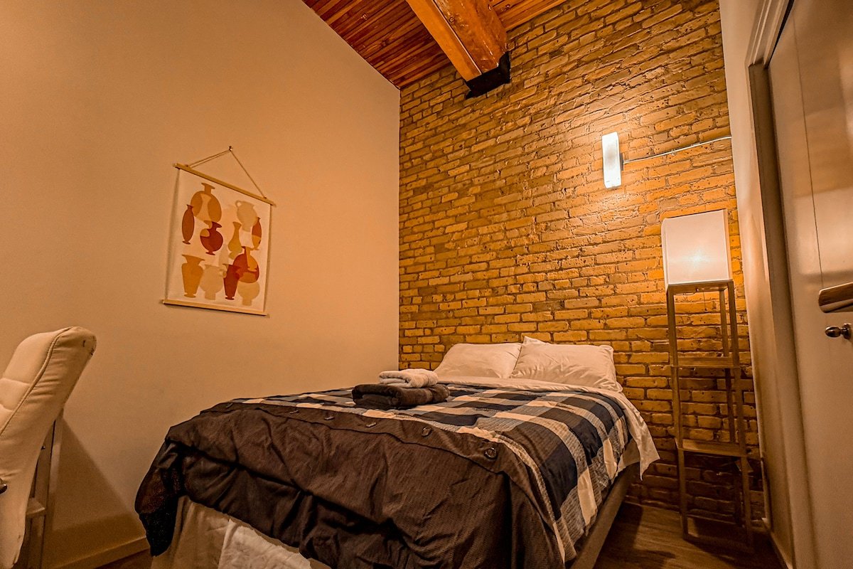 Heart of the City: Cozy 2BR Loft w/Private Cinema gallery image 4