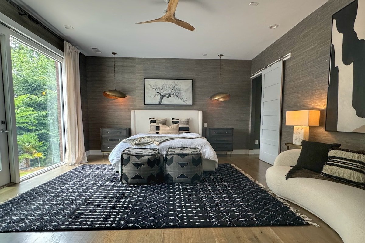 Luxe Modern 4 bdrm/4.5bath w Private pool.Sleeps 8 gallery image 3