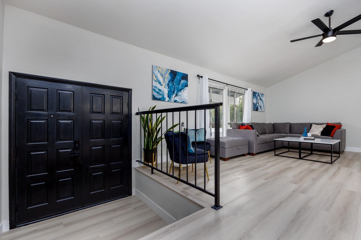 Modern Upscale Vegas Oasis Home w/Sparkling Pool gallery image 4