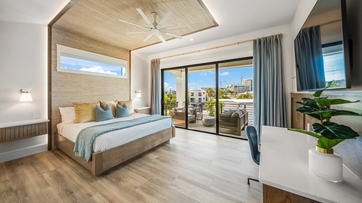 Steps to Beach – St. Armands – Resort Pool & Slide gallery image 2