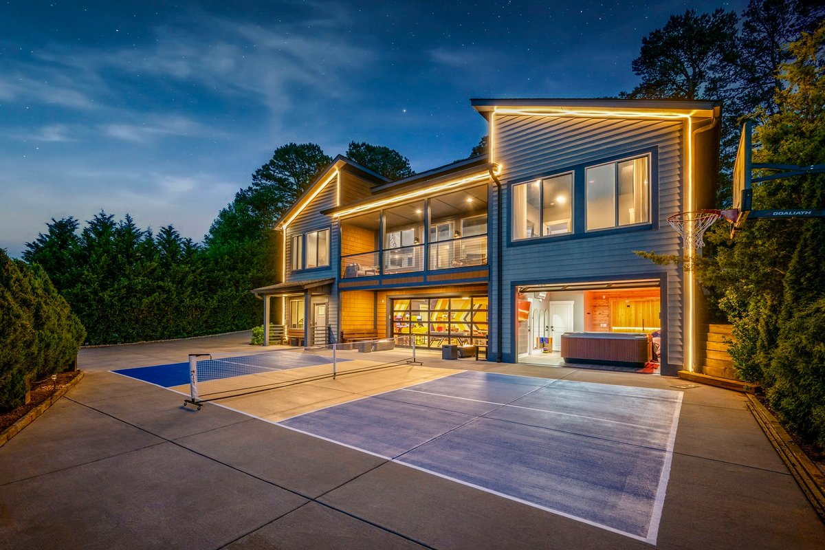 Pickleball Court, Spa Room, Newly Remodeled Home!