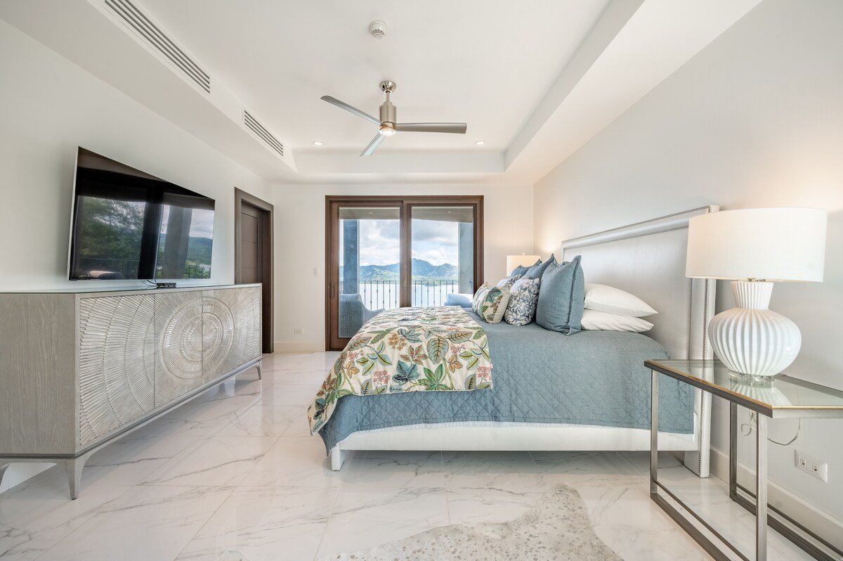 Oceanview Penthouse w/ Rooftop, Jacuzzi & Pool gallery image 5