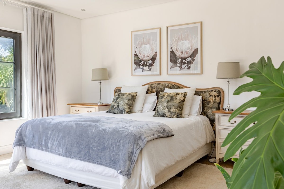 Stunning 5-Bedroom Home with Tennis Court gallery image 2