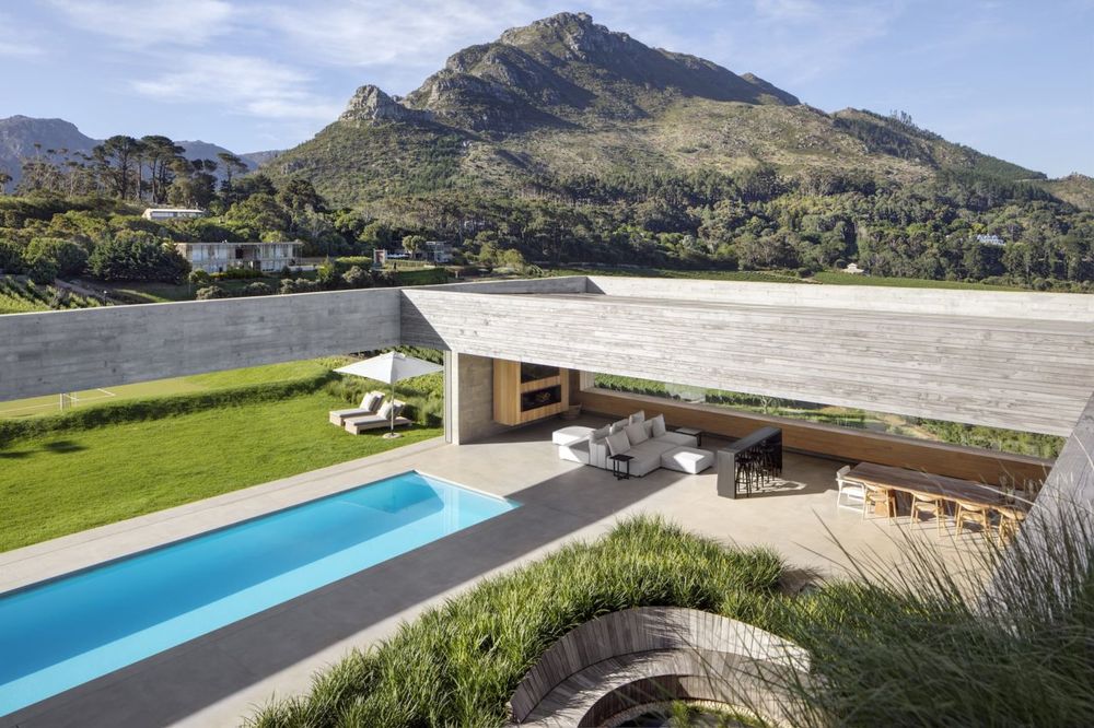 Photo 2 of Beau Constantia accommodation in Constantia, Cape Town with 4 bedrooms and 5 bathrooms