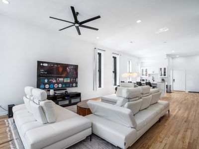 Luxe Spacious SFH in Bucktown w/Secure Parking