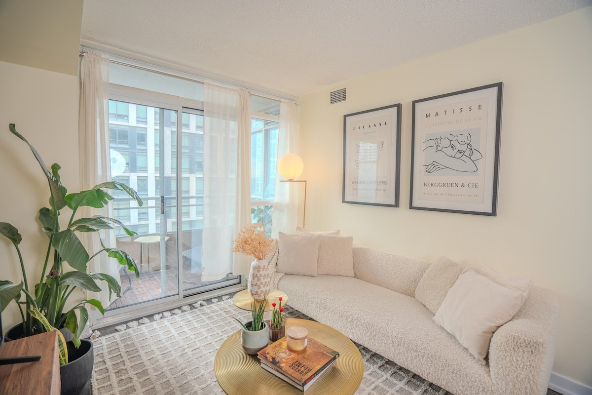 Charming 2 Bd 2 Bth Condo near CN tower w/ Parking gallery image 2