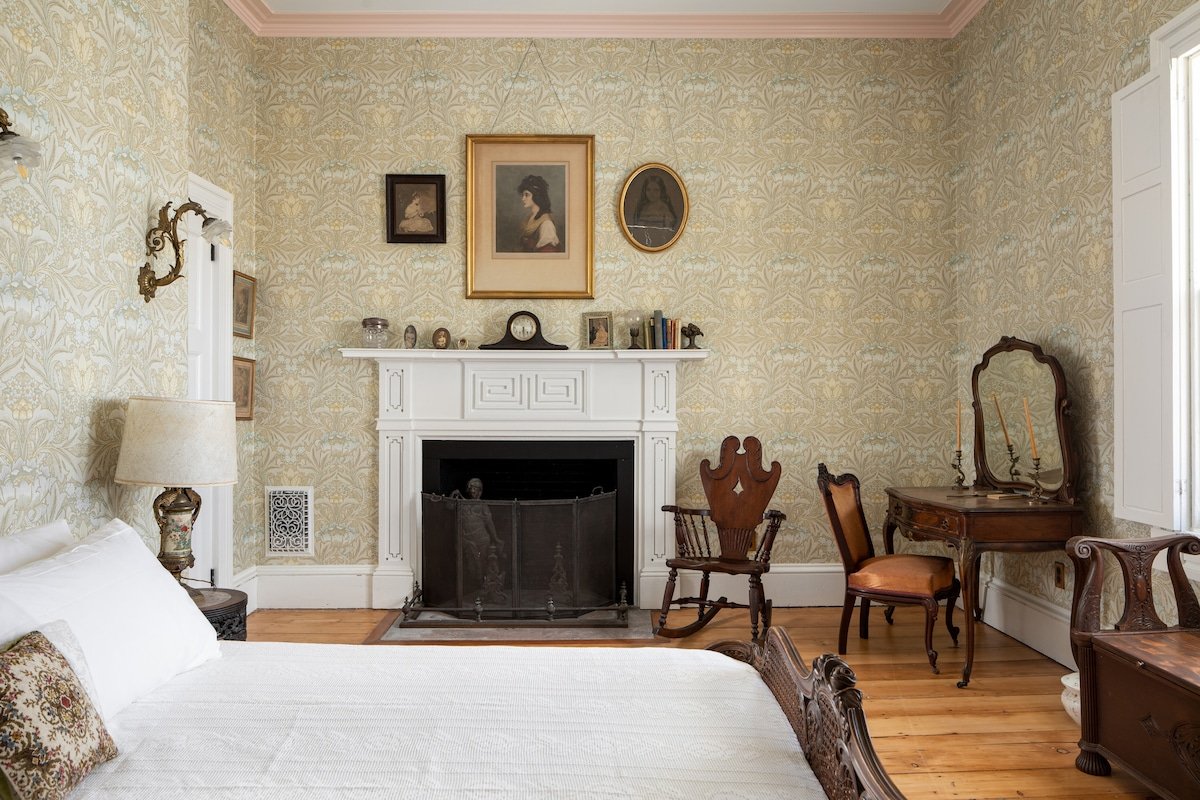 Beautiful historic home in Newport gallery image 4