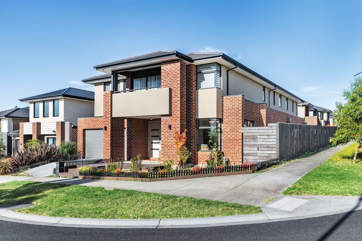 Entire Luxury 4BR House with 3 Ensuites Wantirna gallery image 2