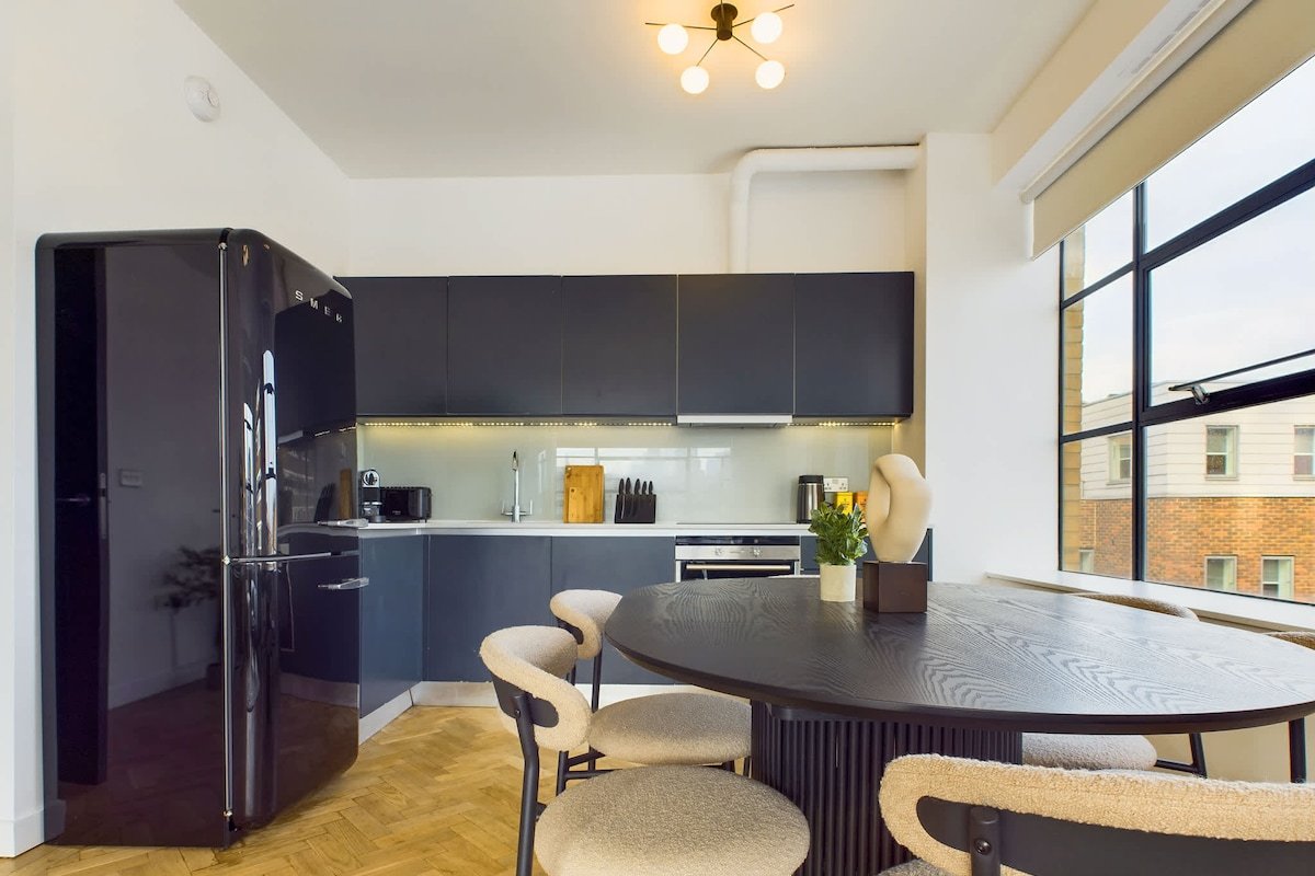 Spacious and Bright Apartment by Tech City gallery image 3