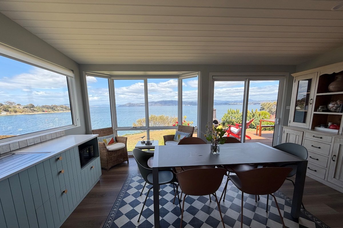 Total Waterfront Self Contained Cottage gallery image 5