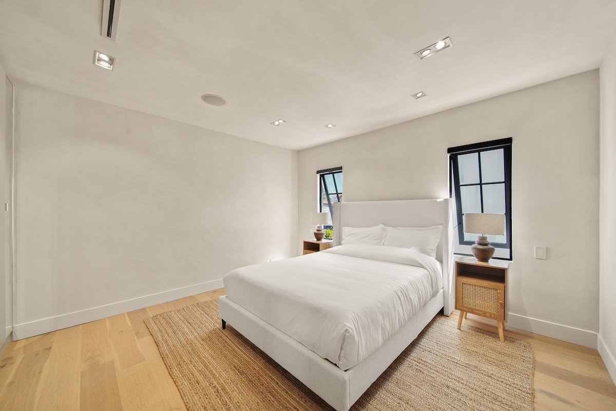 Sophisticated Spanish Villa in West Hollywood gallery image 5