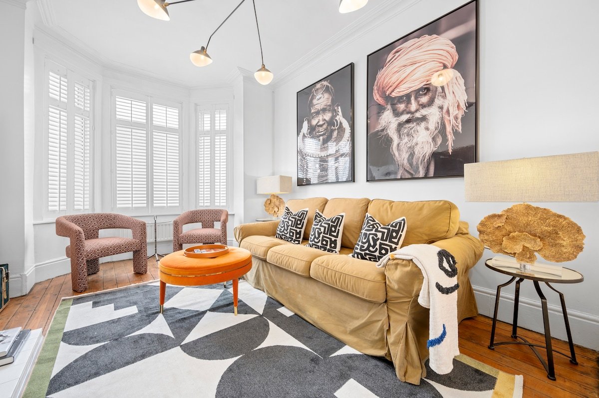 Large & Stylish Townhouse King Beds&free parking gallery image 2