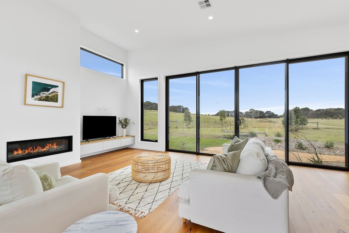 Designer Coastal Home with pool gallery image 4