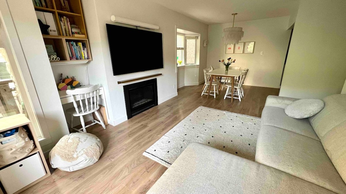 Kitsilano Beach Family Friendly 2 Bedroom Apmt gallery image 2