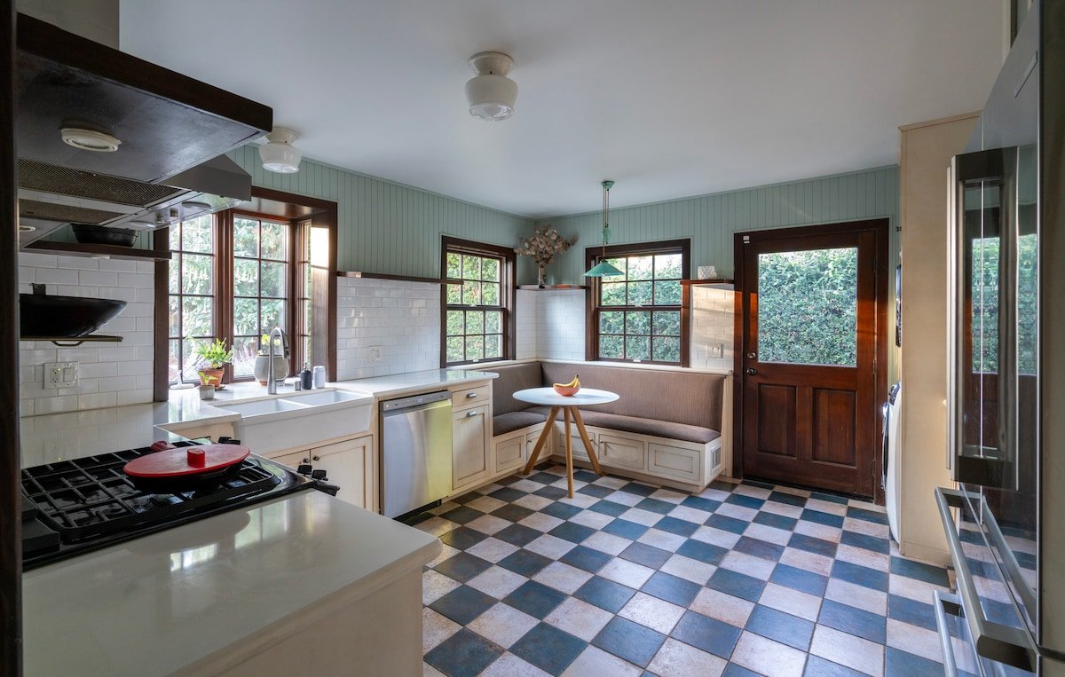 Beautiful Family Garden House gallery image 5