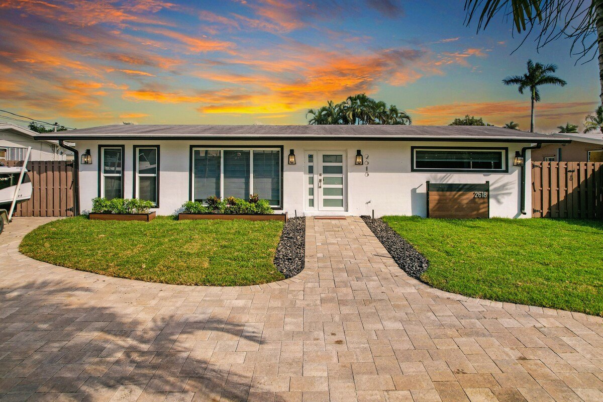 Upscale FL Waterfront Heaven, Heated Pool, Jacuzzi gallery image 3