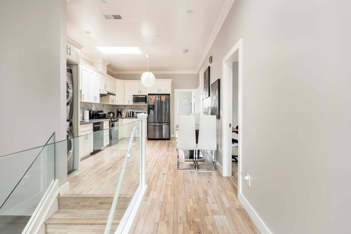 Cheerful 3 Bedroom Condo *mostly private in DT SF gallery image 5