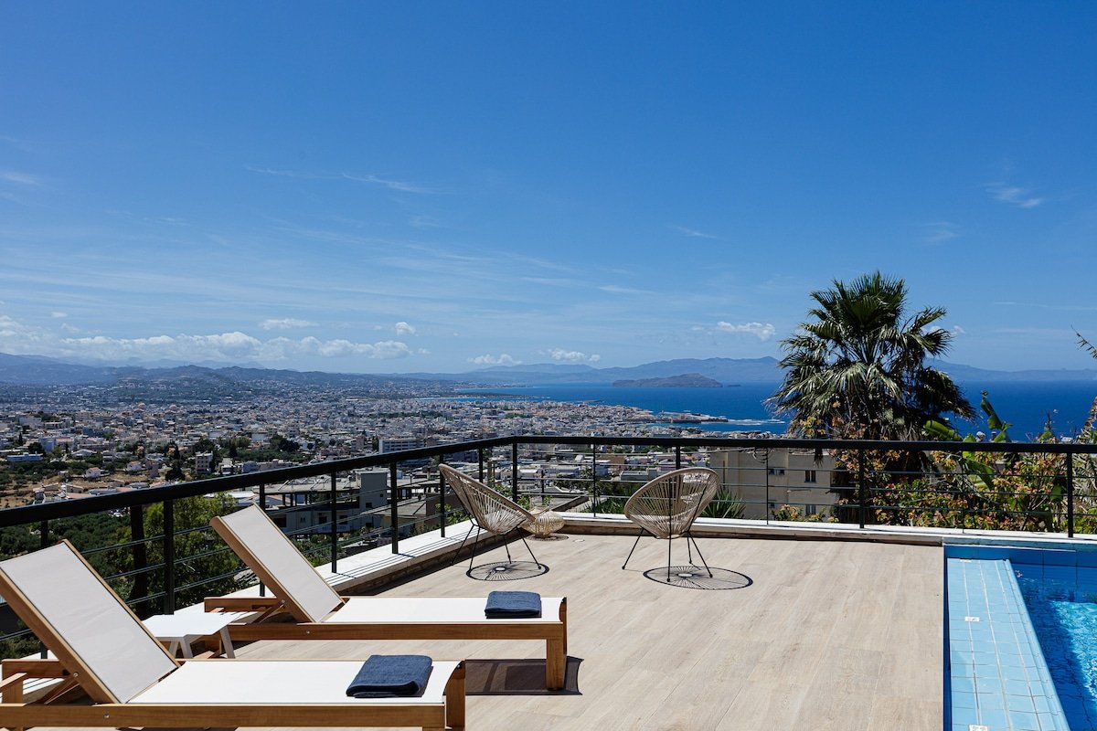 Villa City View-Heated pool-Gym-5 min drive center gallery image 2