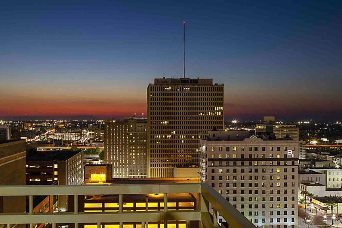 NOLA 2BR Lovely Theatre District w/Rooftop Pool