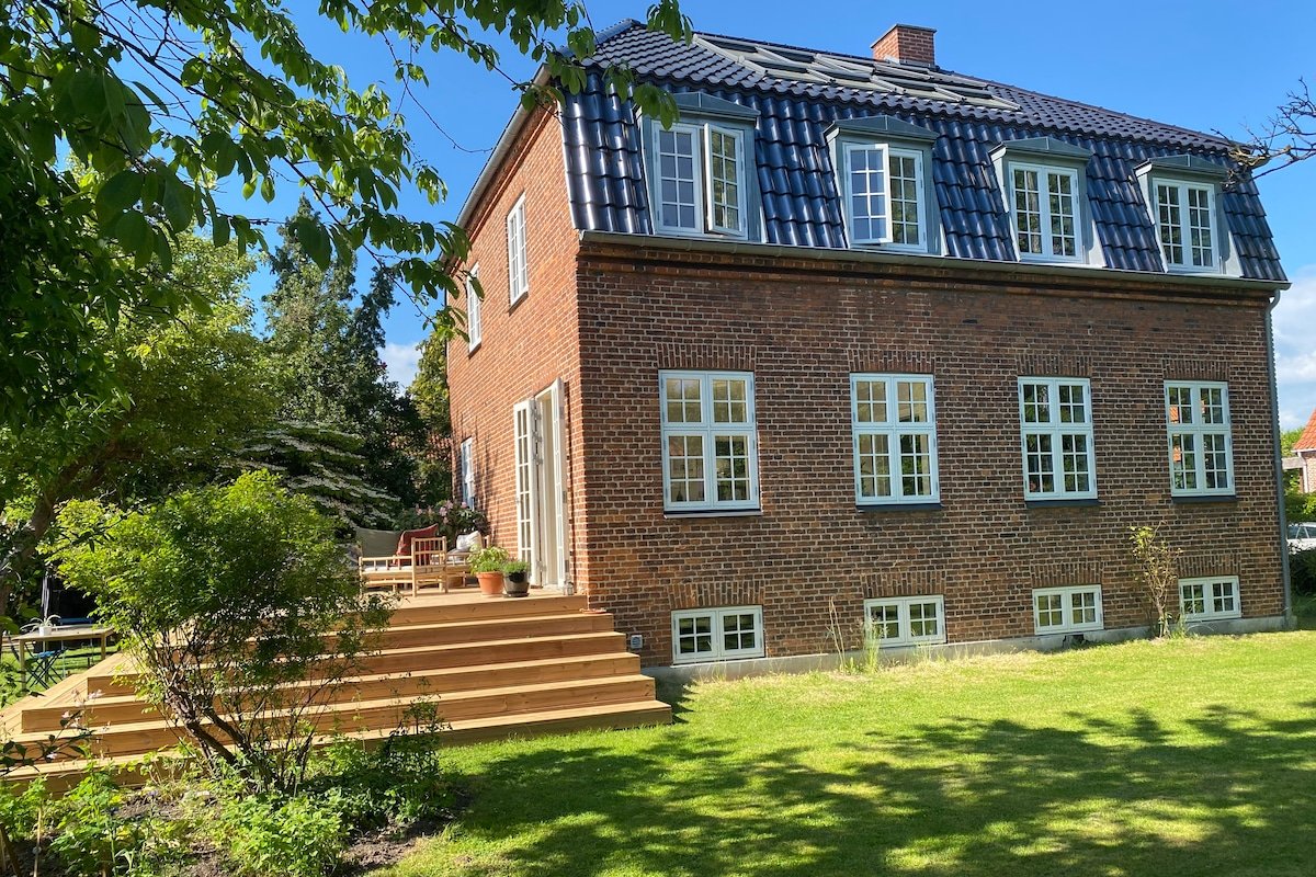 Spacious and cosy family villa close to everything gallery image 2