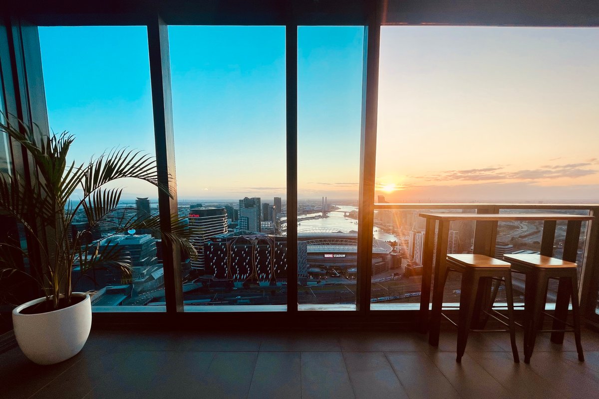 Spectacular Views from 39 Floors Up. Corner Block.