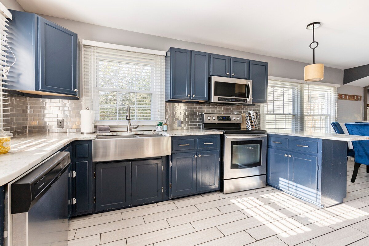 Renovated Bungalow with Skyline Views Right on the River gallery image 5