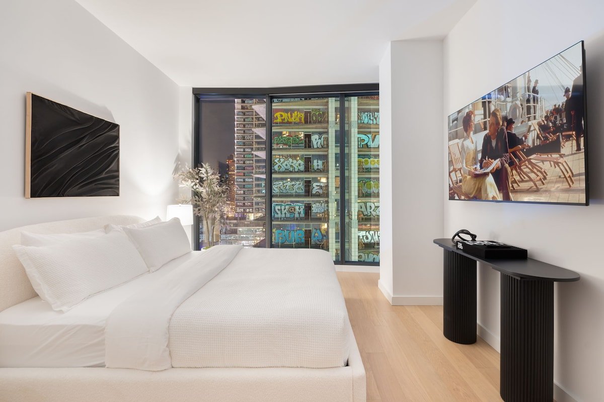 Downtown LA – Skyline 3 BD Suite gallery image 4