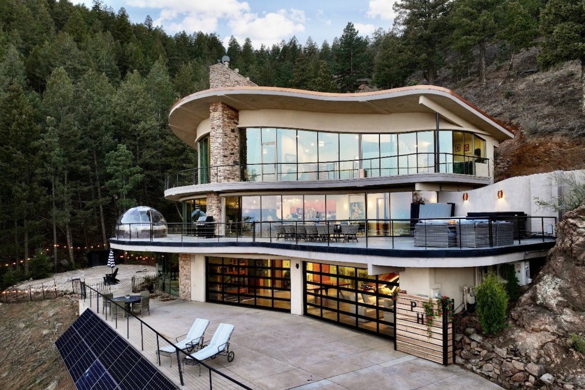 King of the mountain amazing views! Sleeps 12