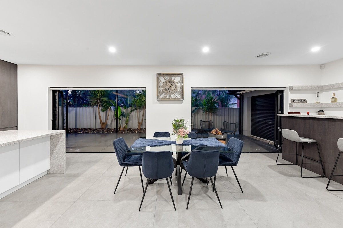 Luxurious Property Centrally Located! gallery image 5