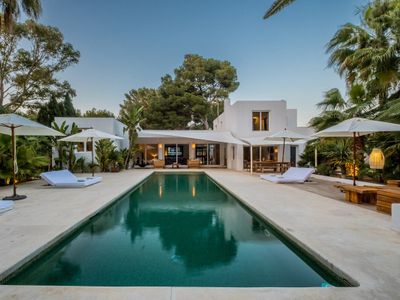 Tropical gardens- bbq- chill-out- pool- golf