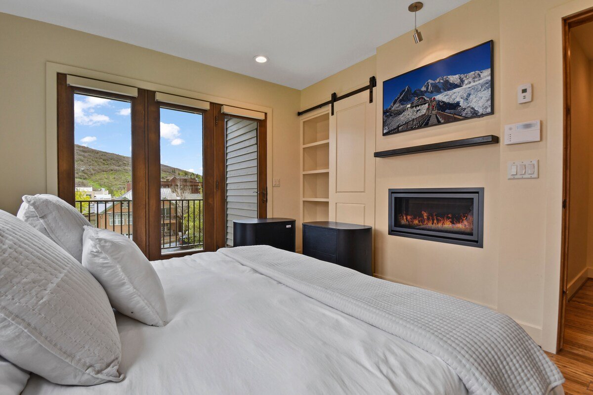 NEW, Luxury Historic Old Town, Walk to Main Street gallery image 3