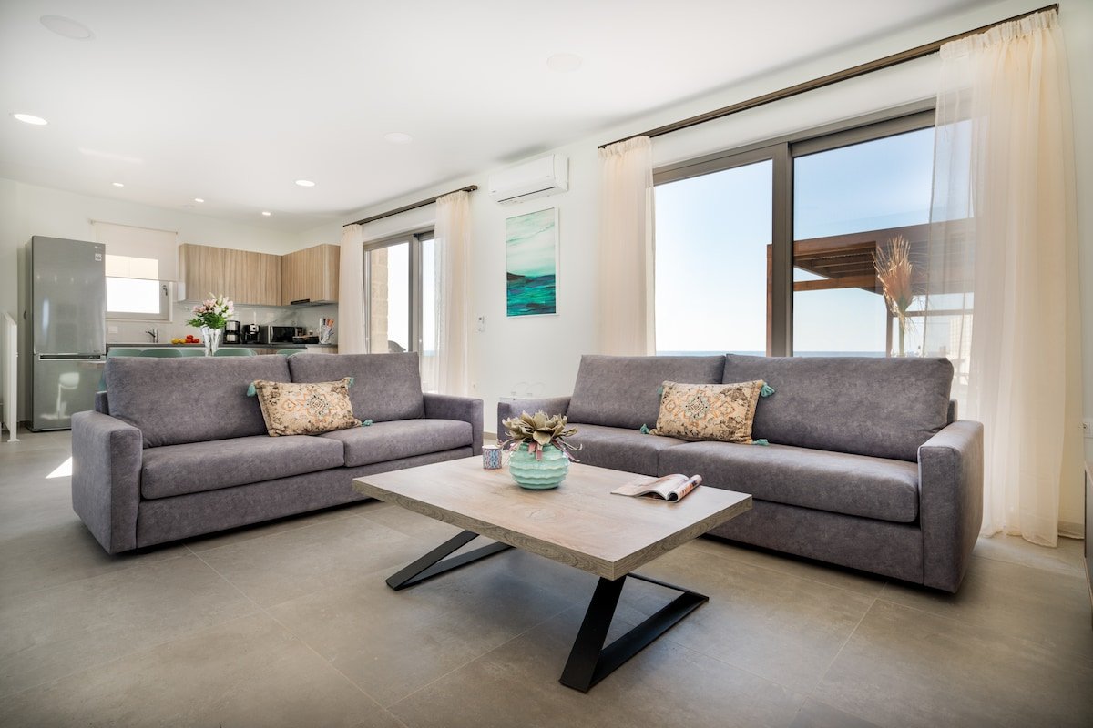 Beachfront Villa w/Private Pool, BBQ and Ping Pong gallery image 5