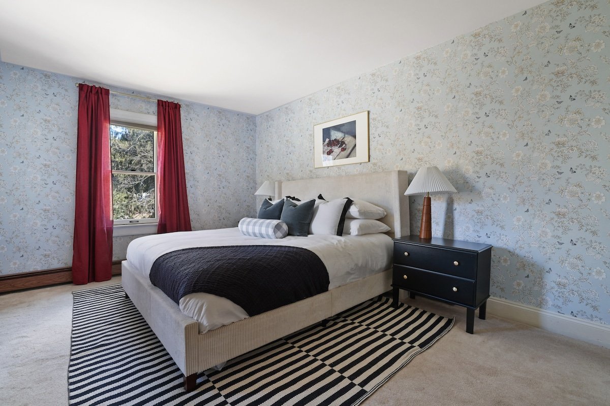 The Dollhouse – Andes w/ Sauna, Gym, Poker Room gallery image 3