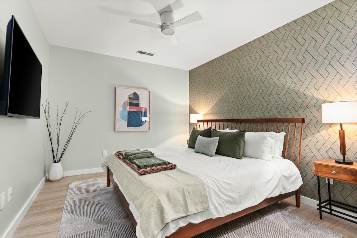 The Socialite – Spacious Retreat| Walk to Broadway gallery image 3