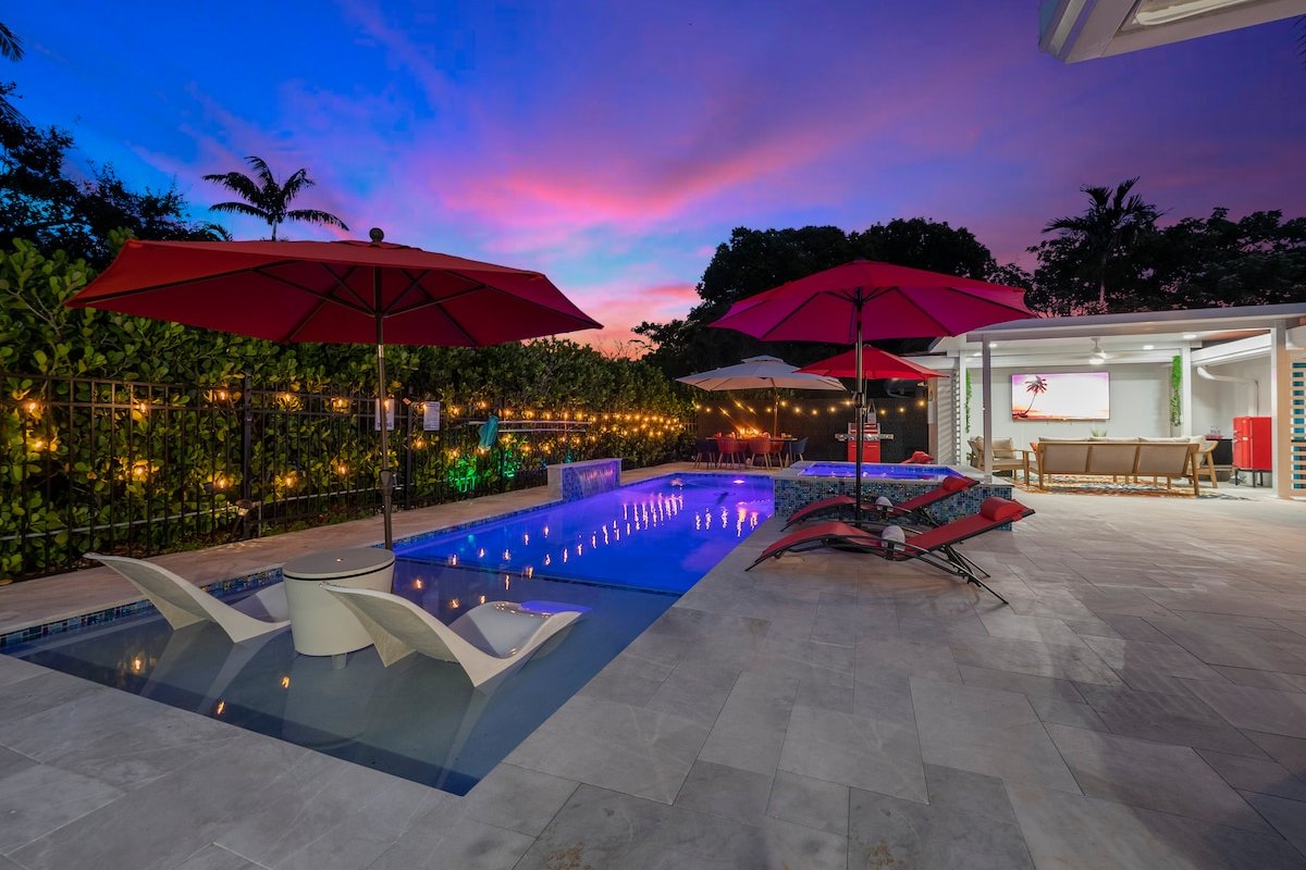 ~HUGE Pool, hot tub, 8 beds!~ 1 Mile from beach! gallery image 5