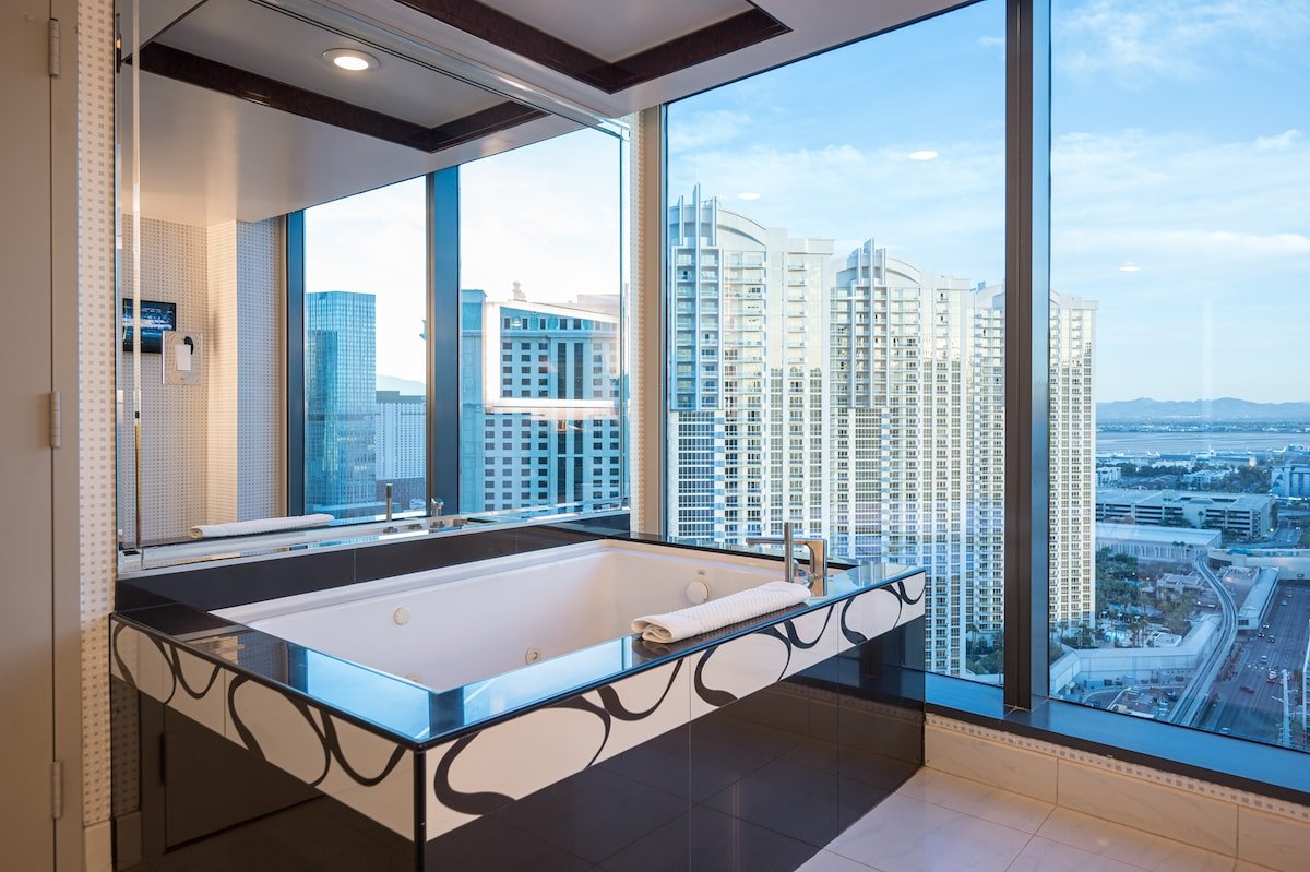 Jacuzzi Suite | Panoramic View | Projection TV gallery image 2