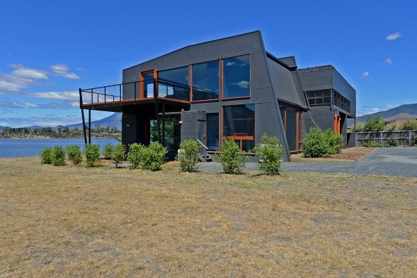 AMAZING 5-STAR WATERFRONT RETREAT ON THE RIVERWALK gallery image 3