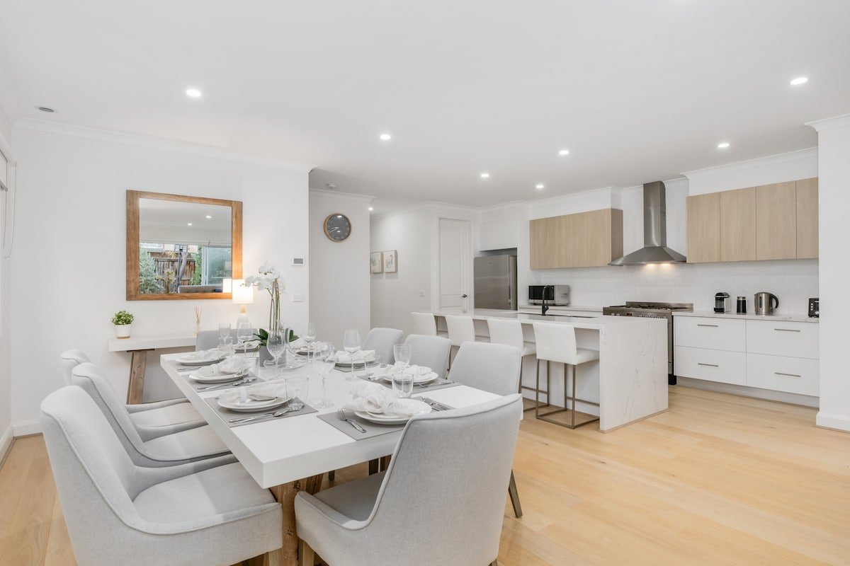 Newsom – Stylish and Elegant Home with 4 King Beds gallery image 4