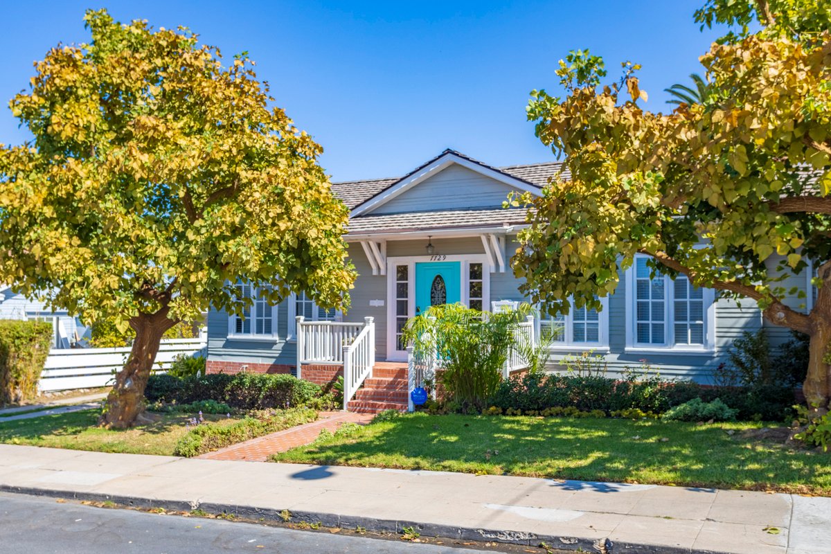 BLUE DOOR COTTAGE BY THE SEA WALK TO BEACH/COAST